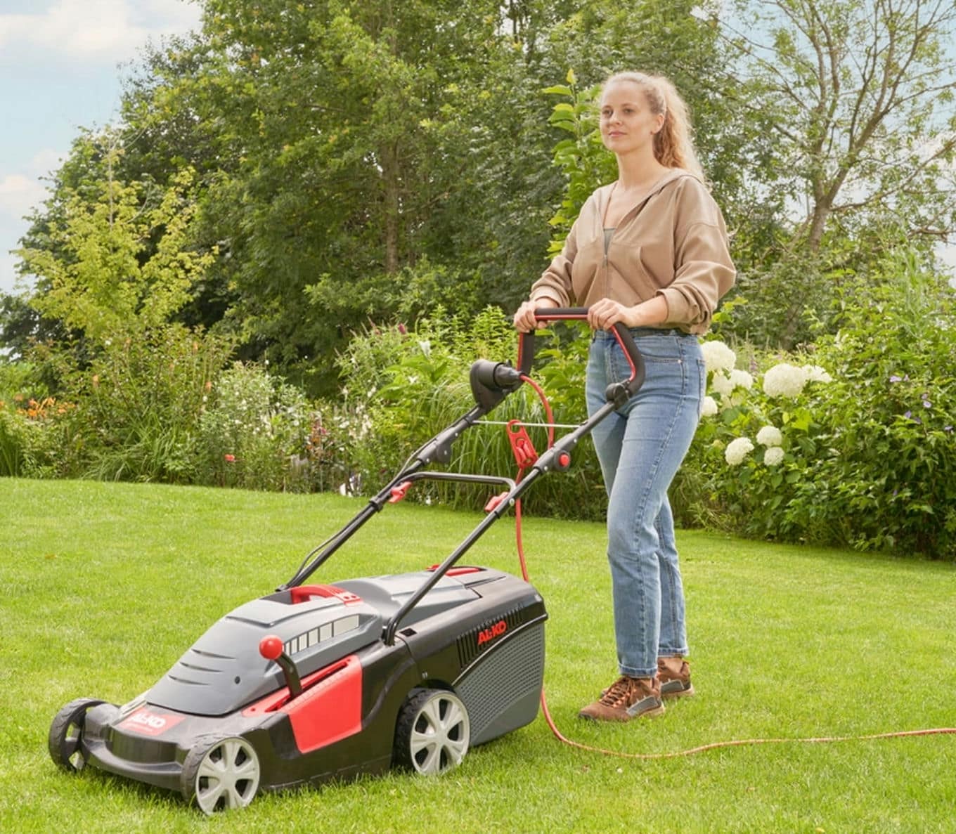 Kiedy kosiarka elektryczna wystarczy w ogrodzie do 800 m², a kiedy ograniczy pracę